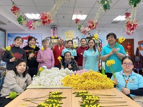 唐占鑫帶領(lǐng)團(tuán)隊(duì)為2022年北京冬奧會(huì)和冬殘奧會(huì)制作頒獎(jiǎng)花束。受訪者供圖