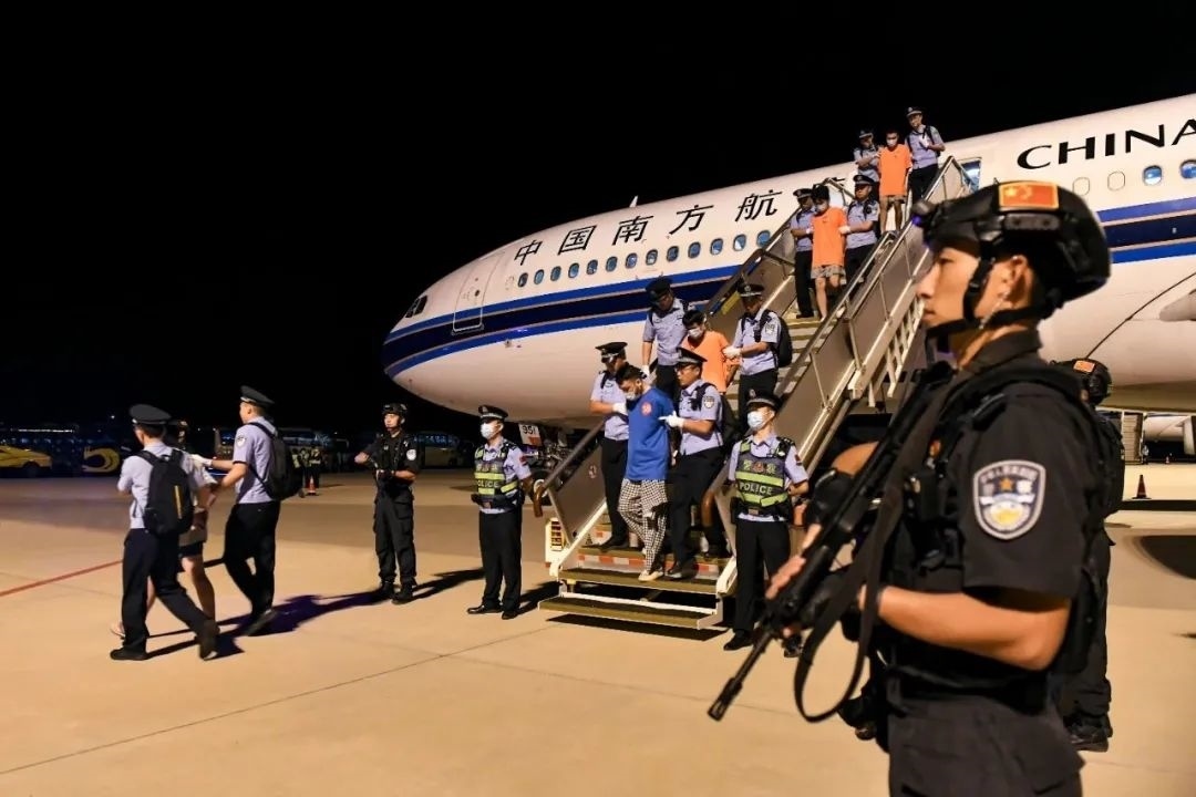 153名實施跨境裸聊敲詐的犯罪嫌疑人從印度尼西亞被押解回國。公安部供圖