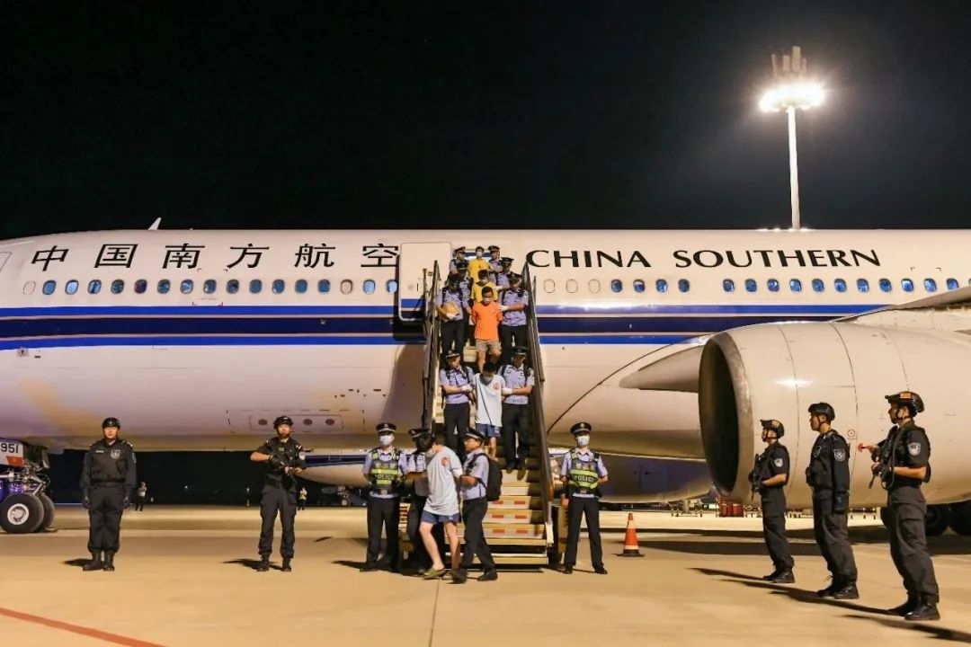 153名實施跨境裸聊敲詐的犯罪嫌疑人從印度尼西亞被押解回國。公安部供圖