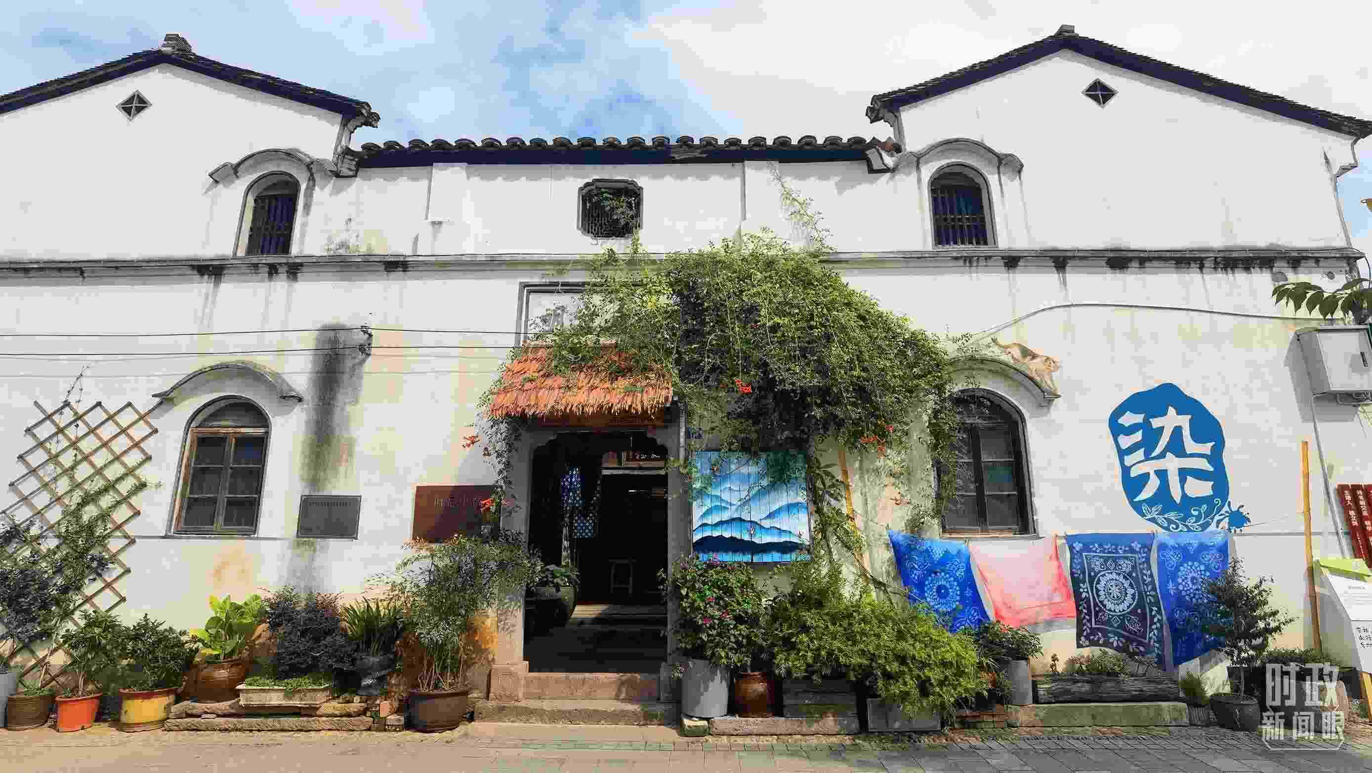 △李祖村的藝術(shù)染坊。（總臺(tái)央視記者周志國(guó)拍攝）