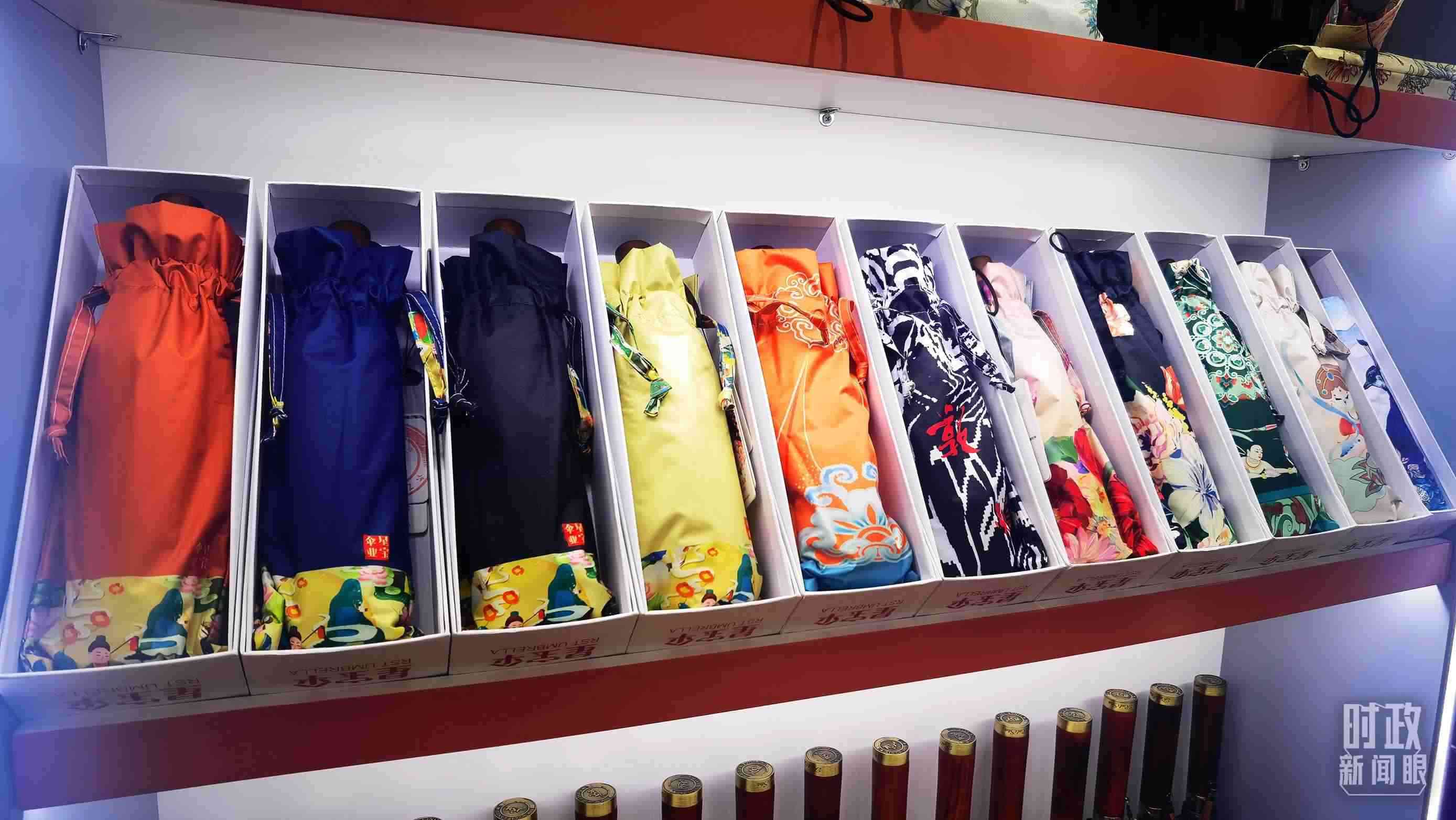 △商貿(mào)城內(nèi)的一家傘鋪，貨架上擺放著包裝精美的雨傘。（總臺(tái)央視記者范學(xué)禹拍攝）