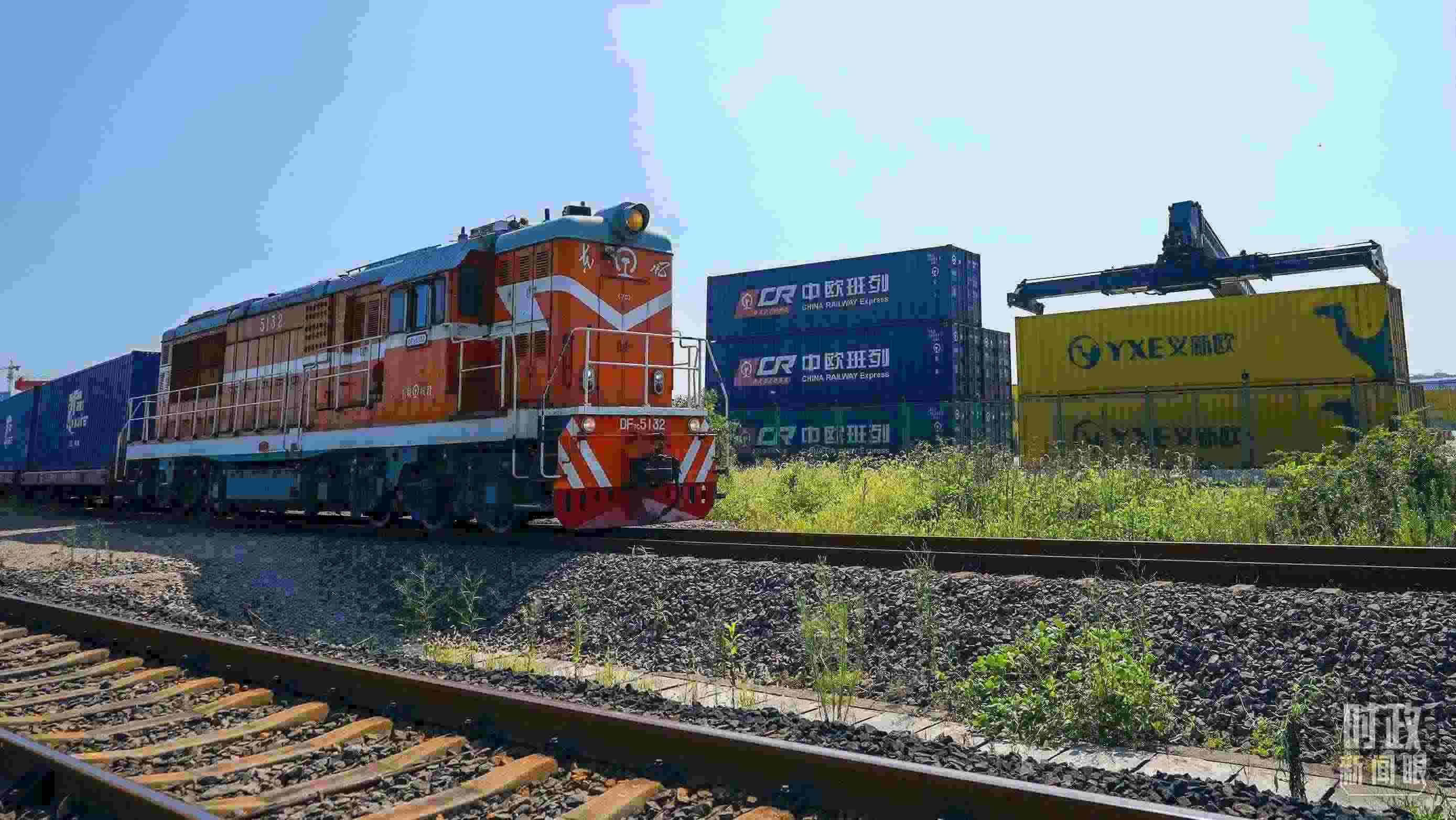 △“義新歐”先后開通了18條點(diǎn)對(duì)點(diǎn)的班列主線，業(yè)務(wù)范圍輻射50多個(gè)國(guó)家和160多個(gè)城市。（總臺(tái)國(guó)廣記者李晉拍攝）