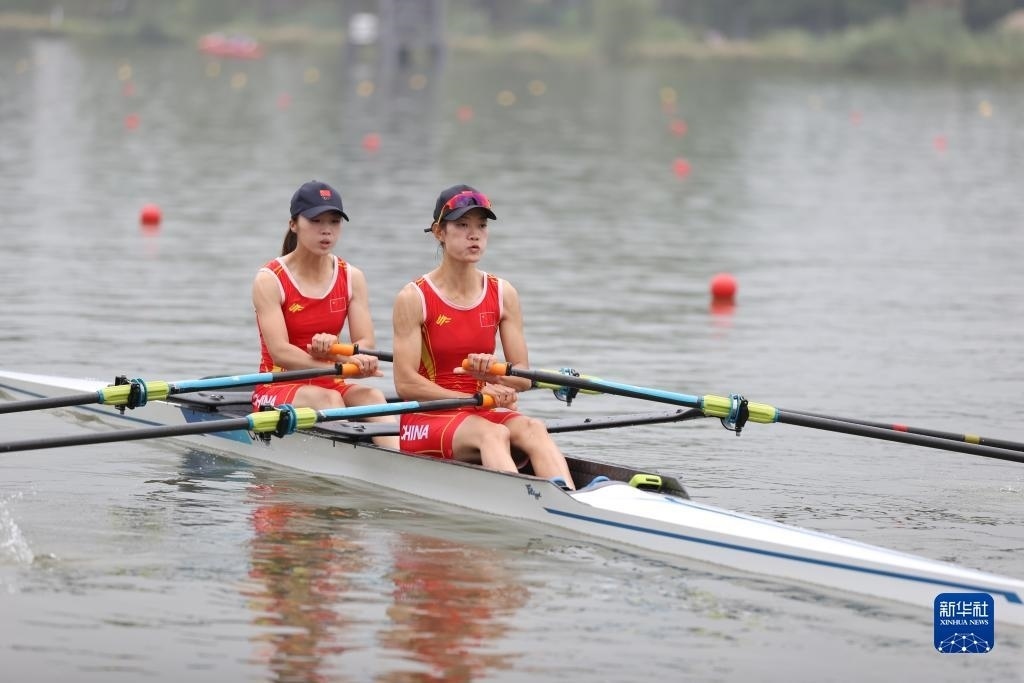 9月24日，鄒佳琪（左）/邱秀萍在決賽中。新華社記者 賈浩成 攝