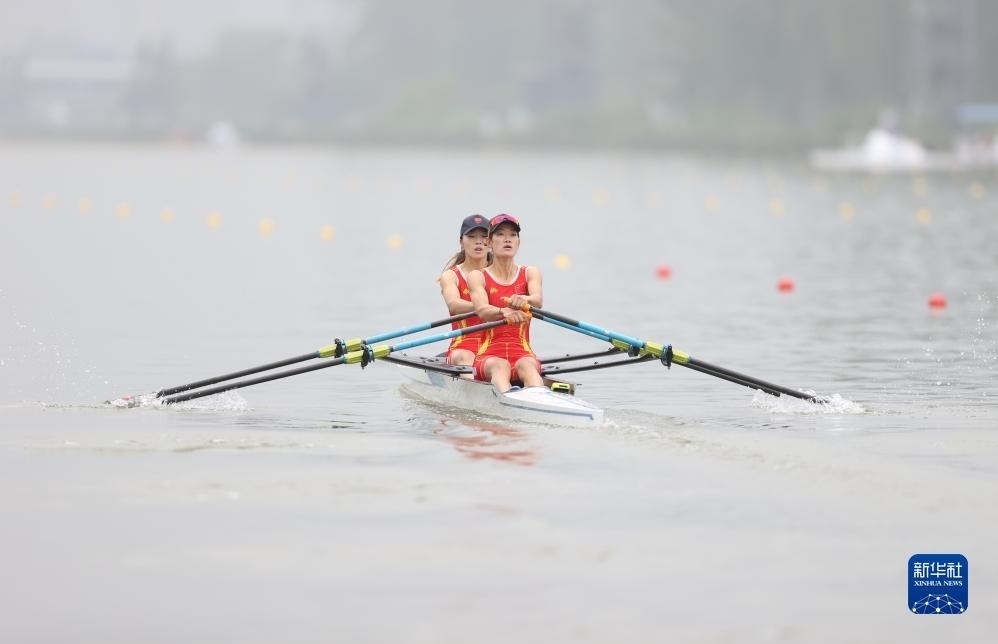 9月24日，鄒佳琪（左）/邱秀萍在決賽中。新華社記者 賈浩成 攝