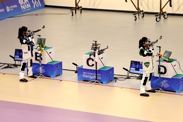 黃雨婷(左)、韓佳予在女子10米氣步槍個人賽比賽中。人民網(wǎng)記者 胡雪蓉攝