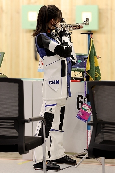 9月24日，黃雨婷在女子10米氣步槍團(tuán)體賽比賽中。人民網(wǎng)記者 胡雪蓉攝