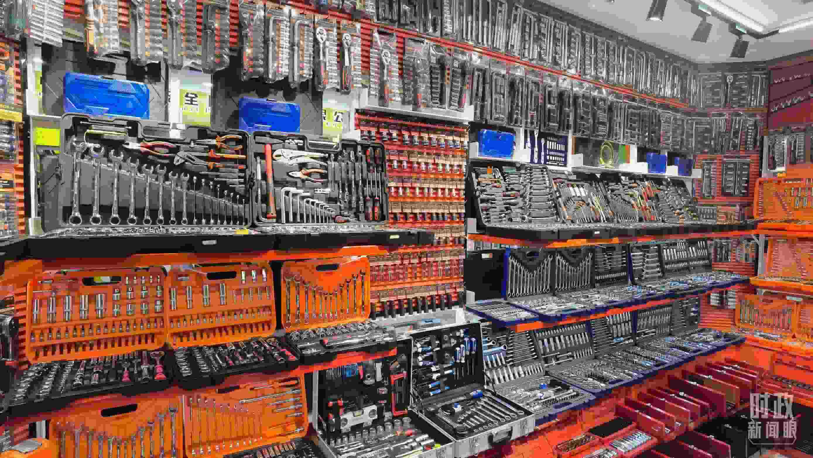△義烏國際商貿(mào)城內(nèi)的一家五金店，貨品豐富。（總臺(tái)央視記者石丞拍攝）