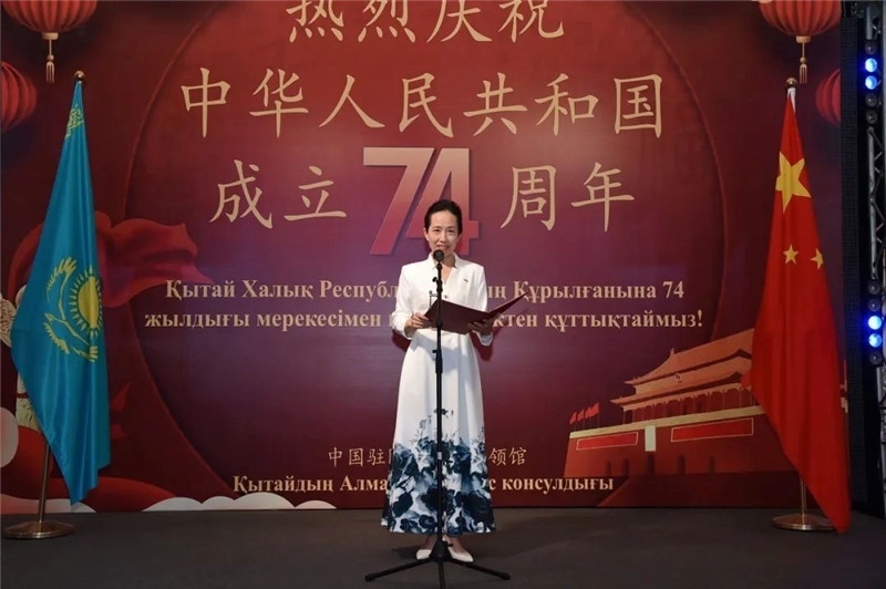 圖為蔣薇總領(lǐng)事致辭。駐阿拉木圖總領(lǐng)館供圖