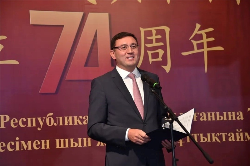 圖為哈外交部駐阿市代表布列格諾夫致辭。駐阿拉木圖總領(lǐng)館供圖