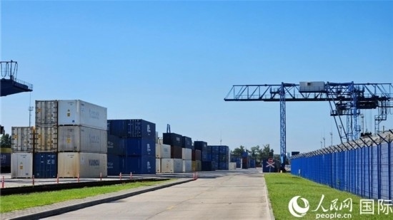  布列斯特北站，堆滿(mǎn)了來(lái)自中國(guó)的貨物。人民網(wǎng)記者 王震攝