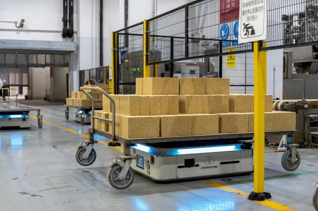 在701制曲車間，運(yùn)輸機(jī)器人等智能化設(shè)備已實(shí)現(xiàn)規(guī)?；瘧?yīng)用。王哲攝