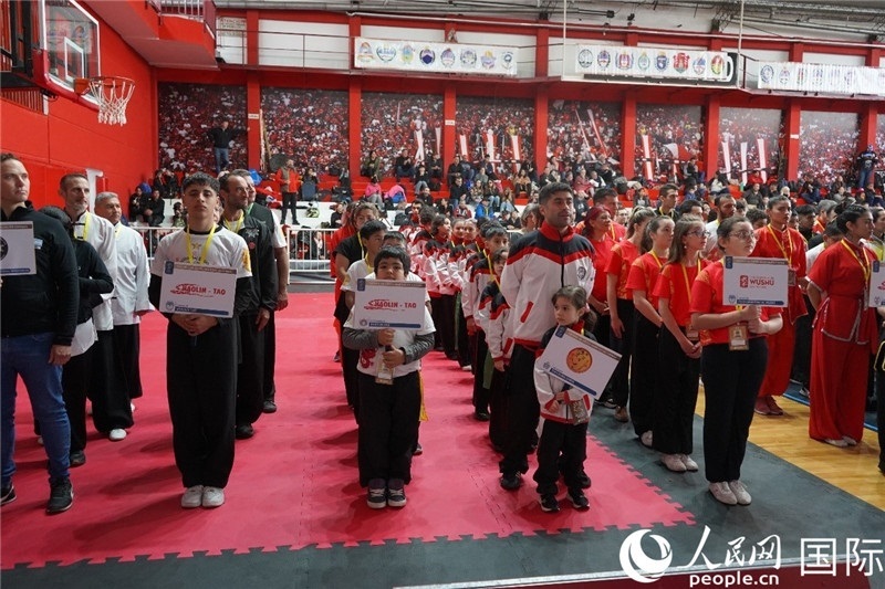 圖為開幕式現(xiàn)場運動員入場儀式。人民網(wǎng)記者 許放攝