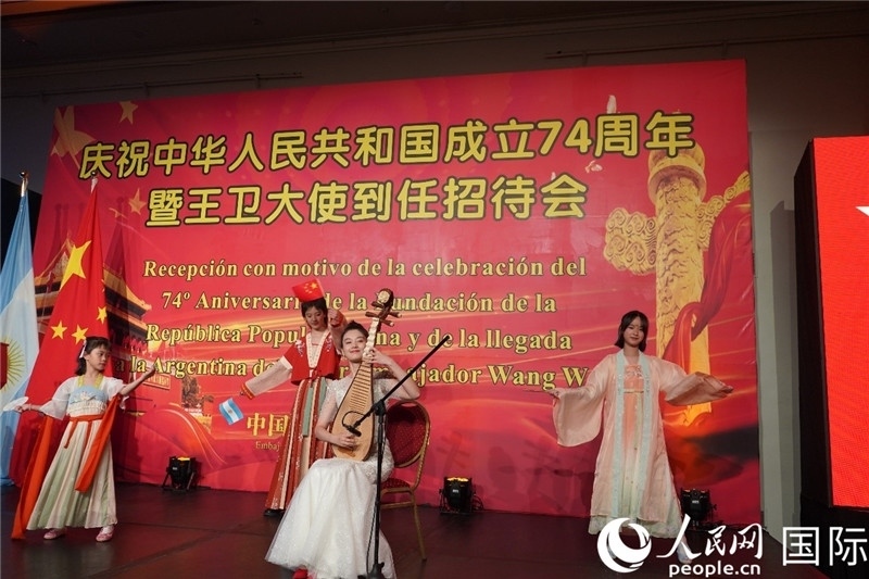 圖為招待會(huì)現(xiàn)場(chǎng)中國(guó)傳統(tǒng)樂(lè)器演奏和舞蹈展示。人民網(wǎng)記者 許放攝