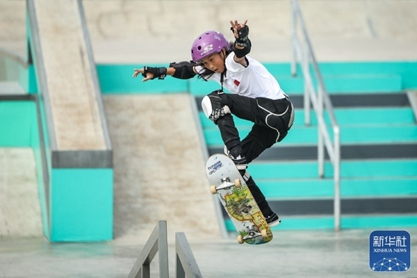 9月27日，中國選手崔宸曦在比賽中。當(dāng)日，在錢塘輪滑中心舉行的杭州亞運(yùn)會(huì)女子街式?jīng)Q賽中，中國選手崔宸曦以242.62分的成績奪得冠軍，曾文蕙獲得亞軍，日本選手伊藤美優(yōu)獲得季軍。新華社記者 潘昱龍攝
