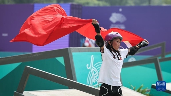 9月27日，崔宸曦在賽后慶祝奪冠。當(dāng)日，在錢塘輪滑中心舉行的杭州亞運(yùn)會(huì)女子街式?jīng)Q賽中，中國選手崔宸曦以242.62分的成績奪得冠軍，曾文蕙獲得亞軍，日本選手伊藤美優(yōu)獲得季軍。新華社記者 潘昱龍攝