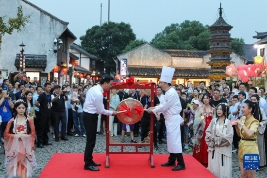 9月27日拍攝的2023年南翔國潮大會暨第十七屆上海南翔小籠文化展開幕儀式現(xiàn)場。