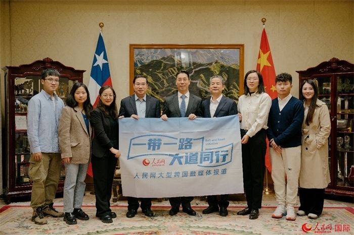 牛清報(bào)大使（中）與人民網(wǎng)、人民日?qǐng)?bào)社記者合影。 人民網(wǎng)記者 張若涵攝