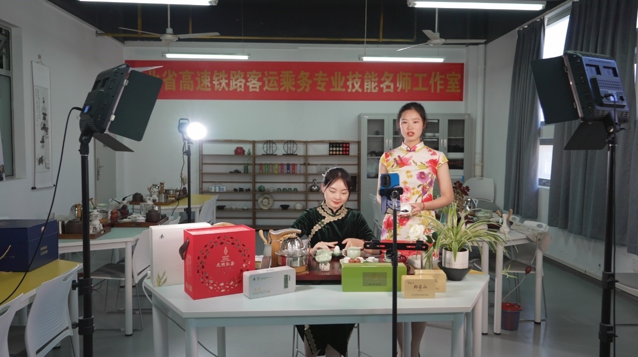 學生們正在直播。受訪單位供圖