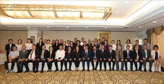 參會嘉賓合影留念。主辦方供圖