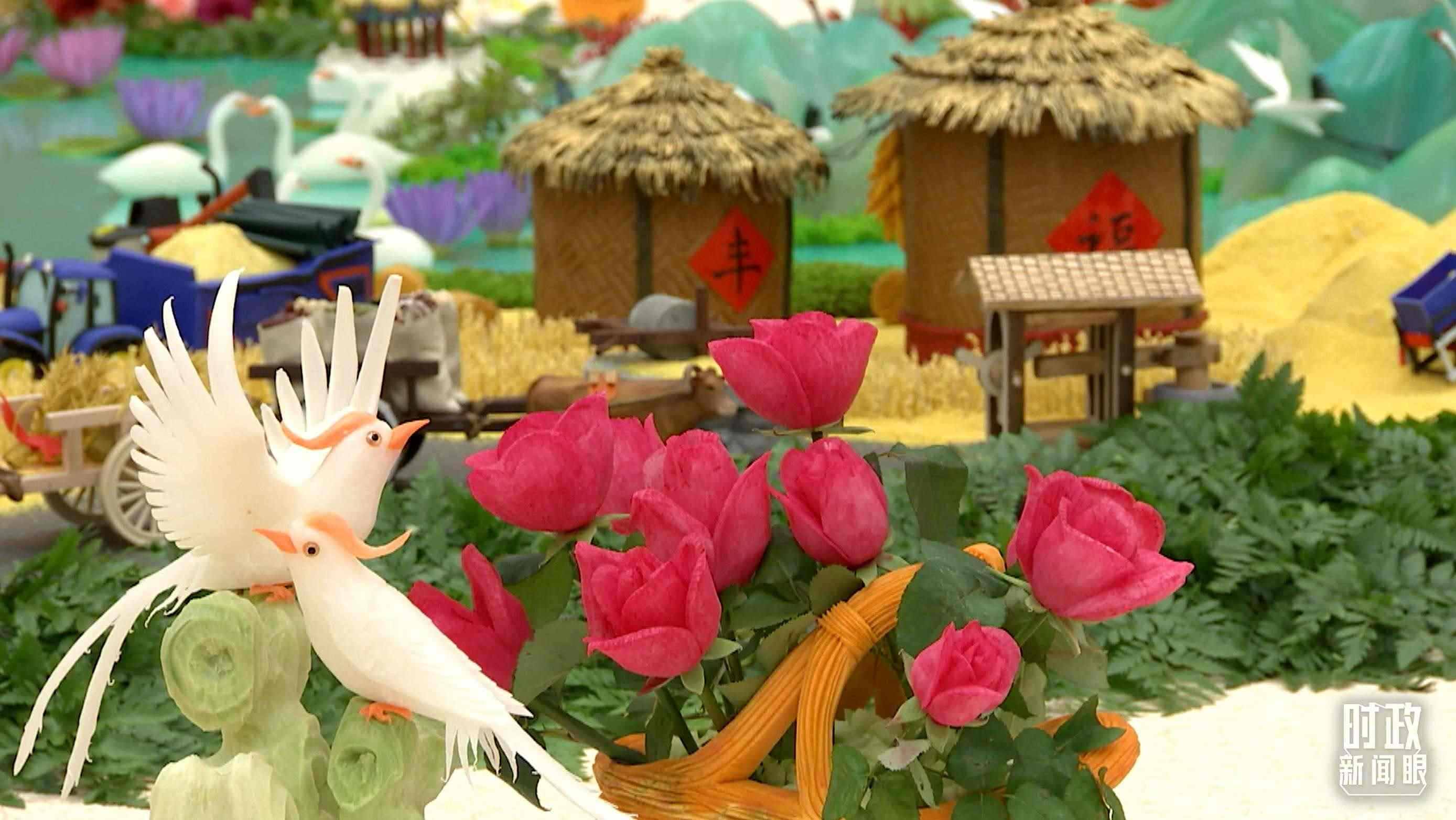 △宴會廳內(nèi)，節(jié)日氛圍濃郁。