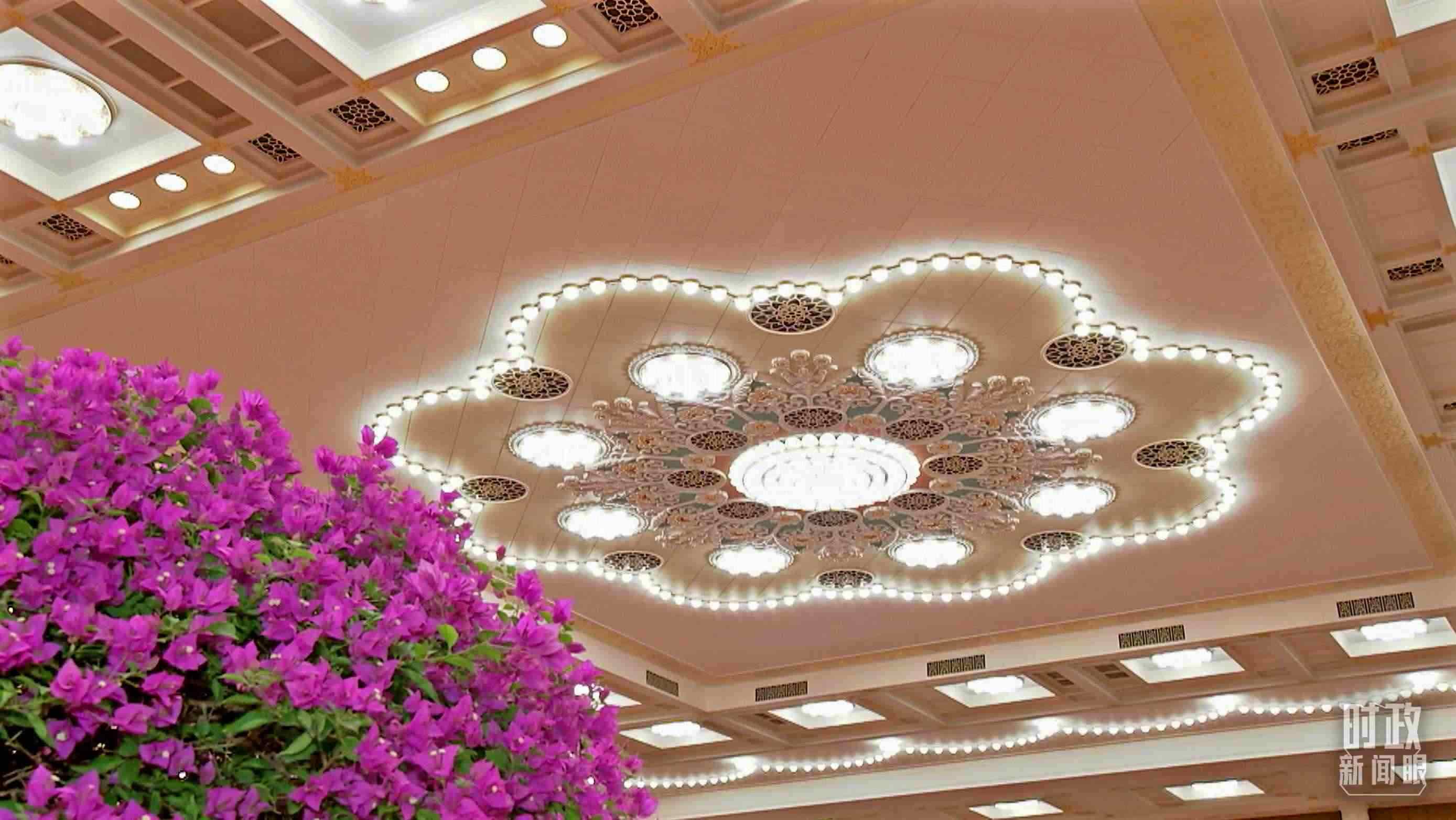 △人民大會堂宴會廳，華燈璀璨、鮮花綻放。