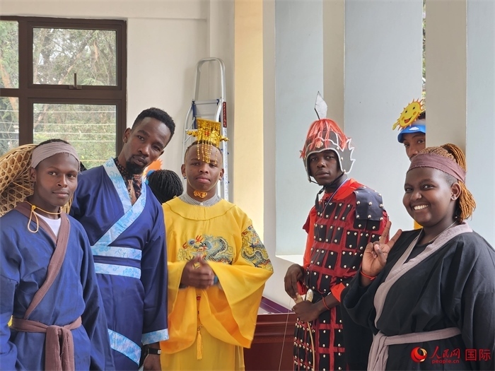 28日，肯尼亞內(nèi)羅畢大學(xué)孔子學(xué)院舉行“詩劇頌中秋，中肯共月明”中秋慶典，情景劇《嫦娥奔月》部分演員合影。人民網(wǎng)記者 黃煒鑫攝