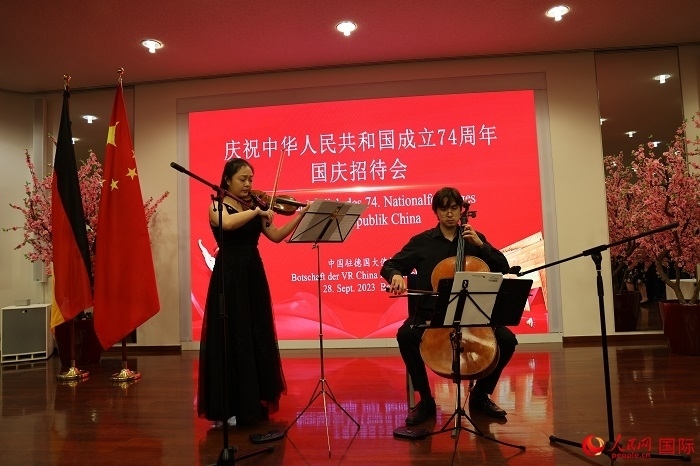 青年音樂家為來賓們現(xiàn)場演奏《我和我的祖國》。人民網記者 劉仲華攝