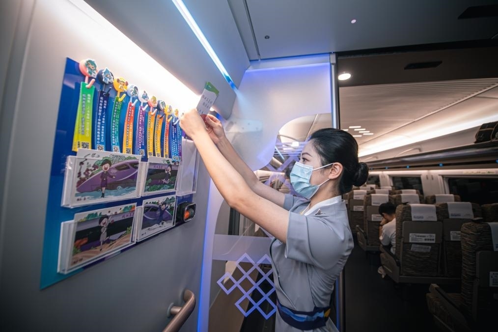 2023年9月16日，復(fù)興號(hào)亞運(yùn)智能動(dòng)車(chē)組列車(chē)正式載客運(yùn)營(yíng)。新華社記者 江漢 攝