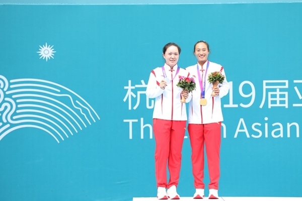 9月29日，鄭欽文(右)和朱琳在頒獎儀式上合影。當(dāng)日，在杭州亞運會網(wǎng)球女子單打決賽中，中國代表團選手鄭欽文2:0戰(zhàn)勝隊友朱琳奪得冠軍。人民網(wǎng)記者 李乃妍攝