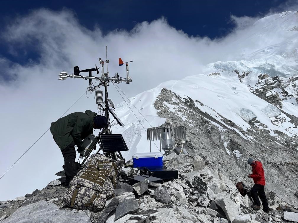 科考隊員在海拔6450米架設(shè)自動氣象站（9月25日攝）。（圖片由第二次青藏科考隊科考隊員提供）