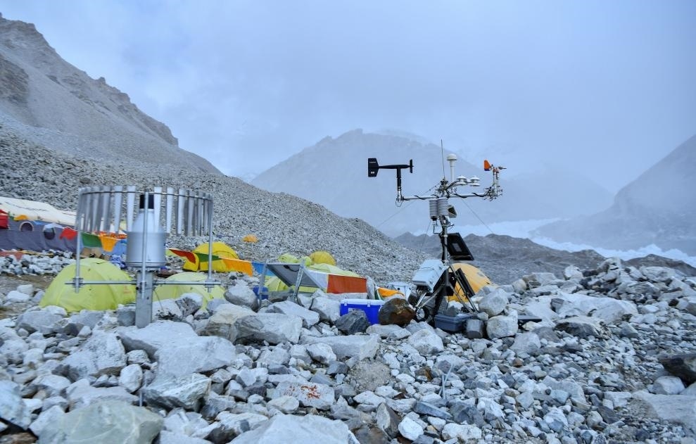 位于海拔5700米卓奧友峰前進(jìn)營地的自動氣象站（9月29日攝）。新華社記者晉美多吉 攝