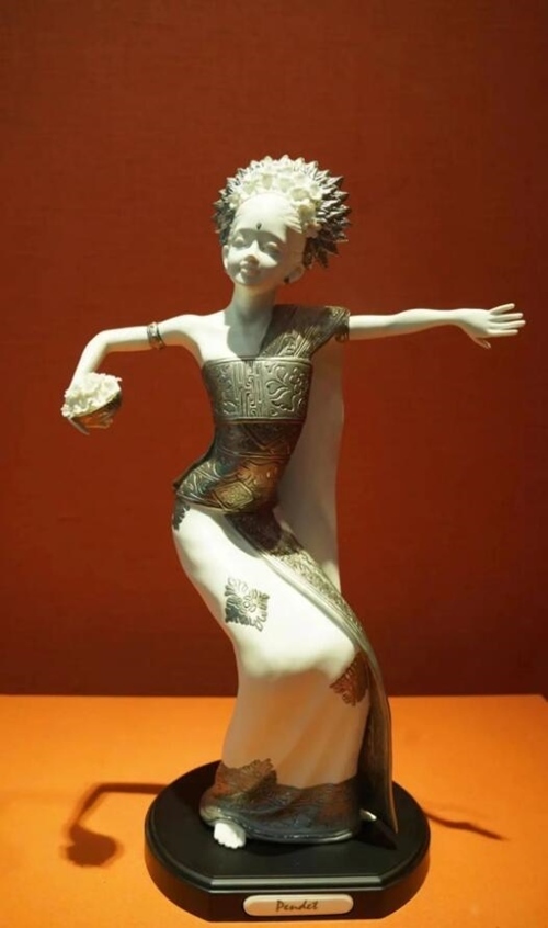 2013年10月，時(shí)任印度尼西亞總統(tǒng)蘇西洛贈(zèng)送習(xí)近平主席的鑲錫瓷塑舞者。