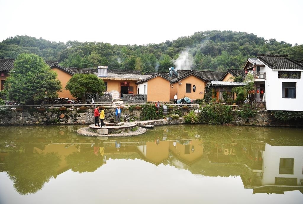 圖為9月27日游客在田鋪大塆參觀游玩。新華社記者張浩然攝