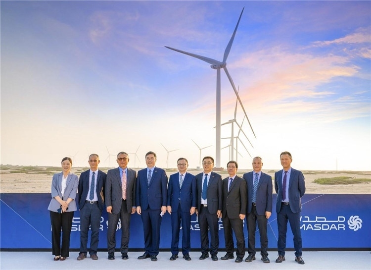 中方建設(shè)者在風(fēng)電場合影。中國電建供圖