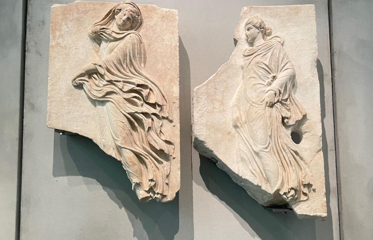 出自酒神劇場的浮雕，刻畫了舞者的形象。人民網(wǎng)記者 郭冠華攝