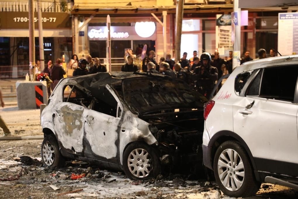 這是10月7日在以色列特拉維夫拍攝的遭火箭彈破壞的車(chē)輛。新華社發(fā)