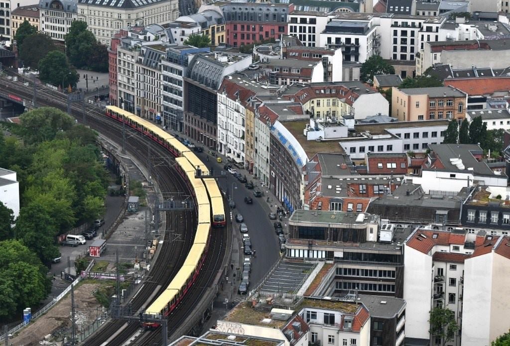 5月23日，列車在德國柏林市區(qū)行駛。新華社記者任鵬飛攝