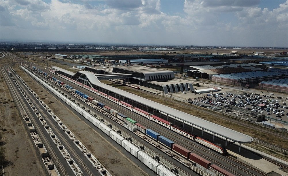 這是在肯尼亞首都內(nèi)羅畢拍攝的蒙內(nèi)鐵路內(nèi)羅畢站（9月20日攝，無人機照片）。新華社記者 韓旭 攝