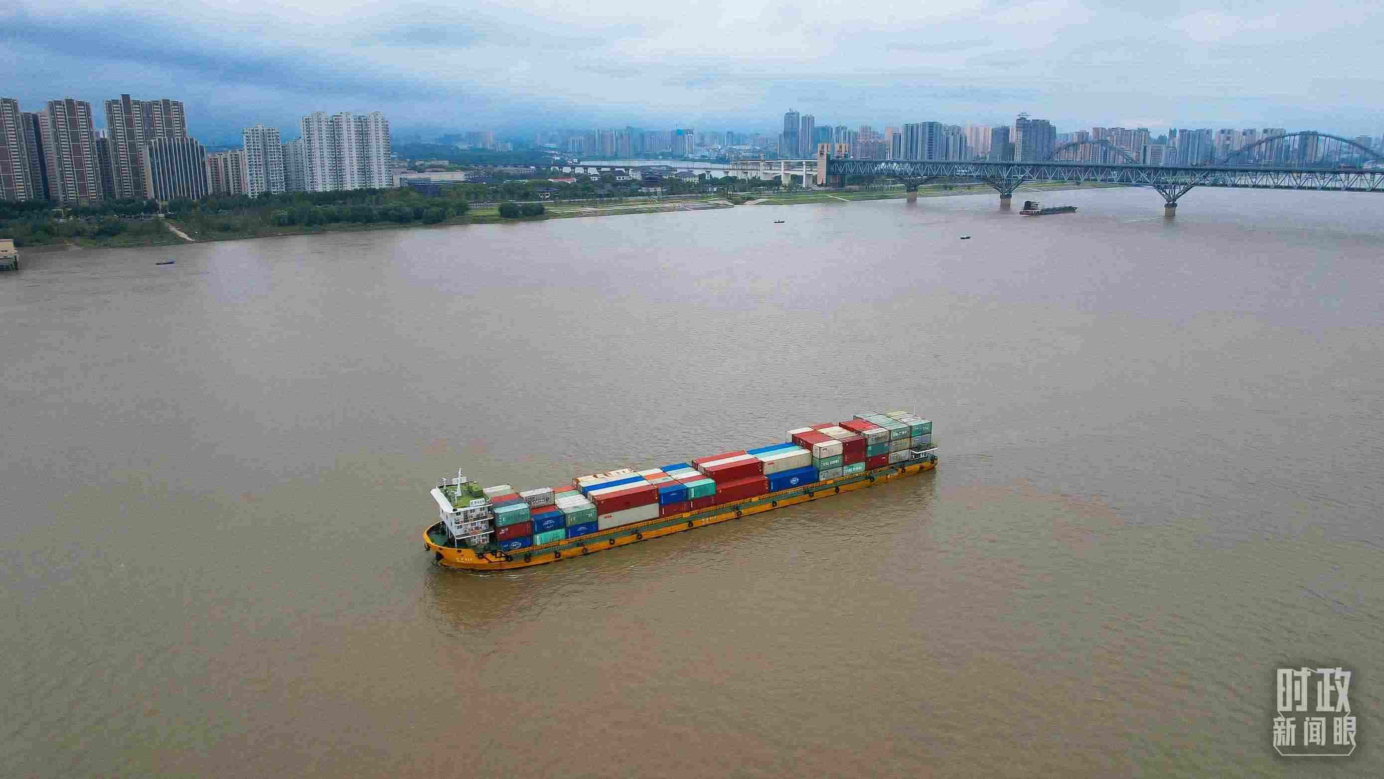 △長(zhǎng)江九江段。（總臺(tái)央視記者范凱拍攝）