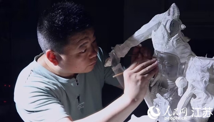 正在精雕細(xì)琢的東海水晶。 人民網(wǎng) 范堯攝