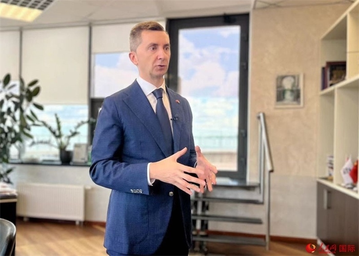 中白工業(yè)園開(kāi)發(fā)公司第一副總經(jīng)理基里爾·卡羅杰耶夫接受人民網(wǎng)記者采訪。人民網(wǎng)記者 朱虹攝