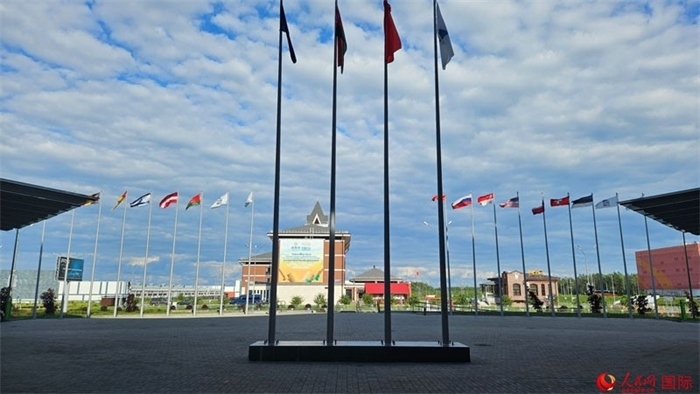 中白工業(yè)園內(nèi)，多國(guó)國(guó)旗飄揚(yáng)。園區(qū)已有來(lái)自16個(gè)國(guó)家和地區(qū)的企業(yè)入駐。人民網(wǎng)記者 朱虹攝