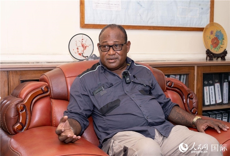 2023年9月13日，所羅門群島副總理兼基礎(chǔ)設(shè)施和發(fā)展部長(zhǎng)梅納西·梅蘭加在首都霍尼亞拉接受人民網(wǎng)記者專訪。人民網(wǎng) 賀吉攝