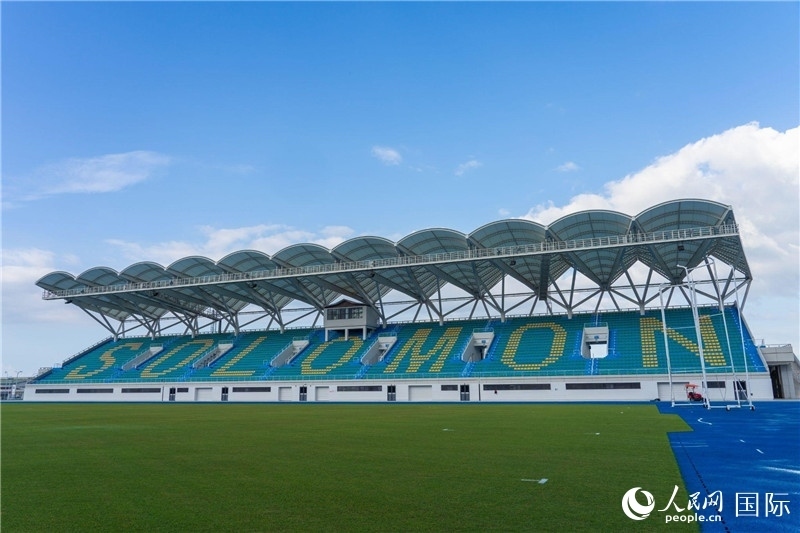 2023年9月12日，位于所羅門群島首都霍尼亞拉的由中土公司承建的中國(guó)援所羅門群島2023年太平洋運(yùn)動(dòng)會(huì)體育場(chǎng)館。人民網(wǎng) 賀吉攝