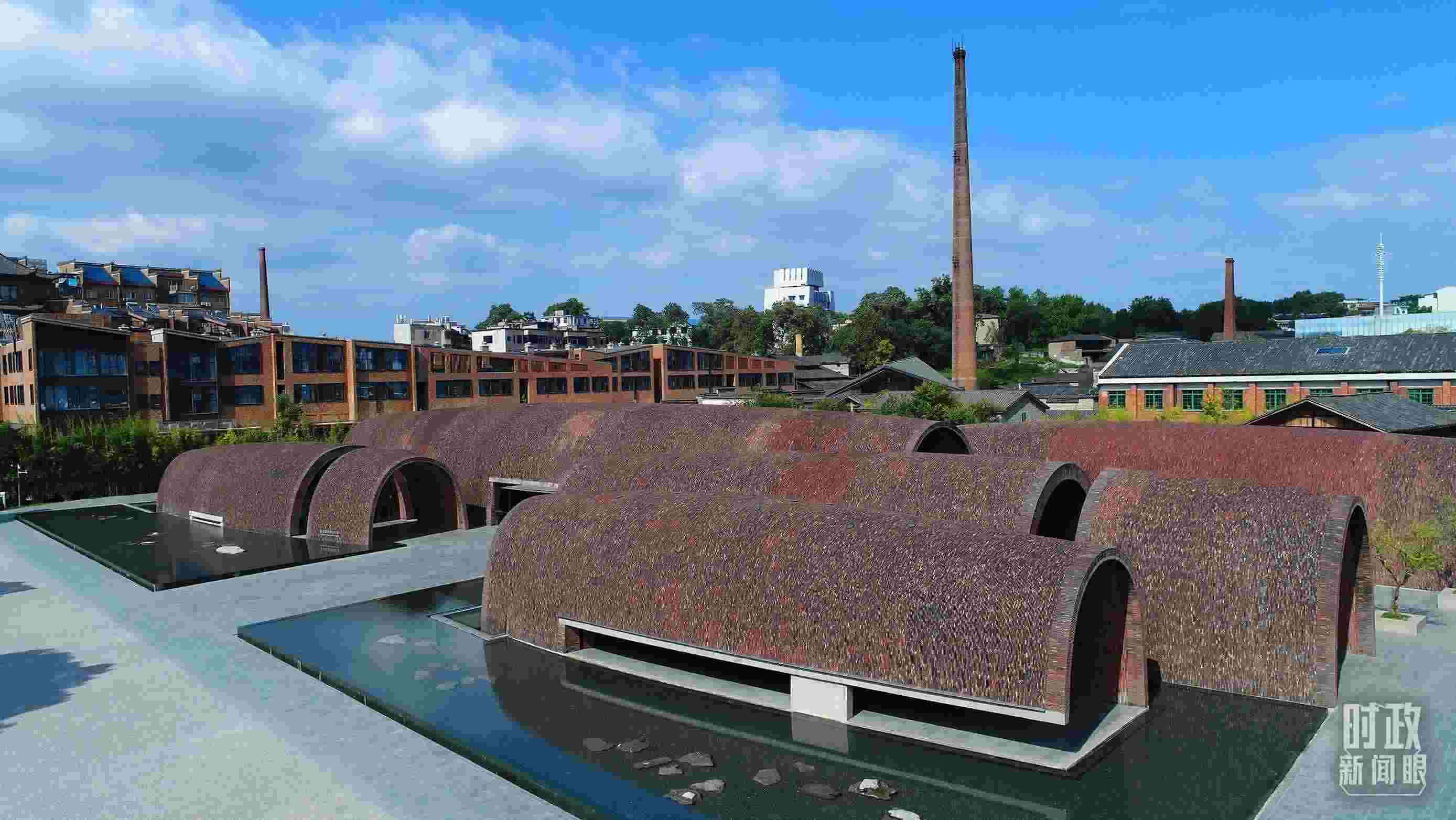 △街區(qū)內(nèi)的博物館，借鑒了景德鎮(zhèn)清代獨(dú)創(chuàng)的蛋形柴窯構(gòu)造特點(diǎn)。（總臺(tái)央視記者范凱拍攝）