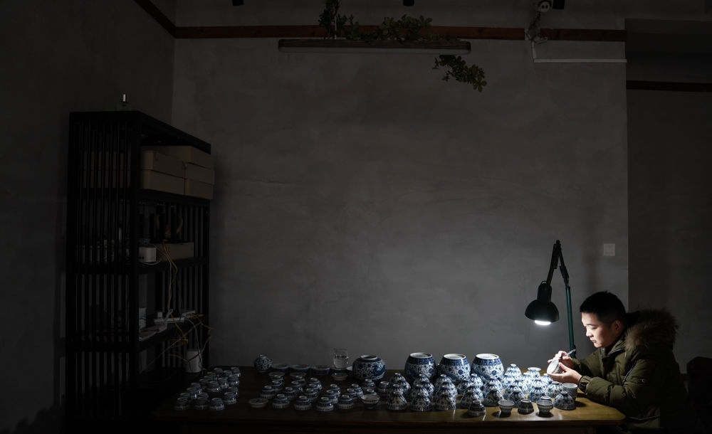 ↑ 2020年12月23日，手工陶瓷制作者在工作室檢測(cè)成品。