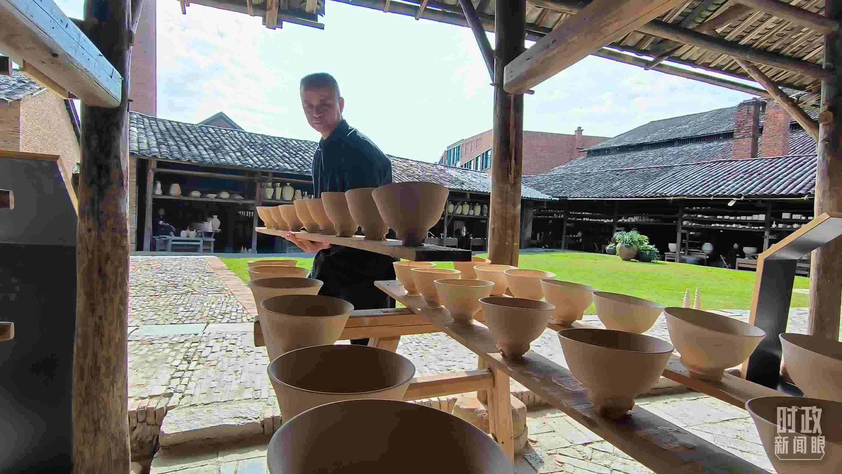 △匠人正在晾曬陶瓷制品。（總臺(tái)央視記者范凱拍攝）