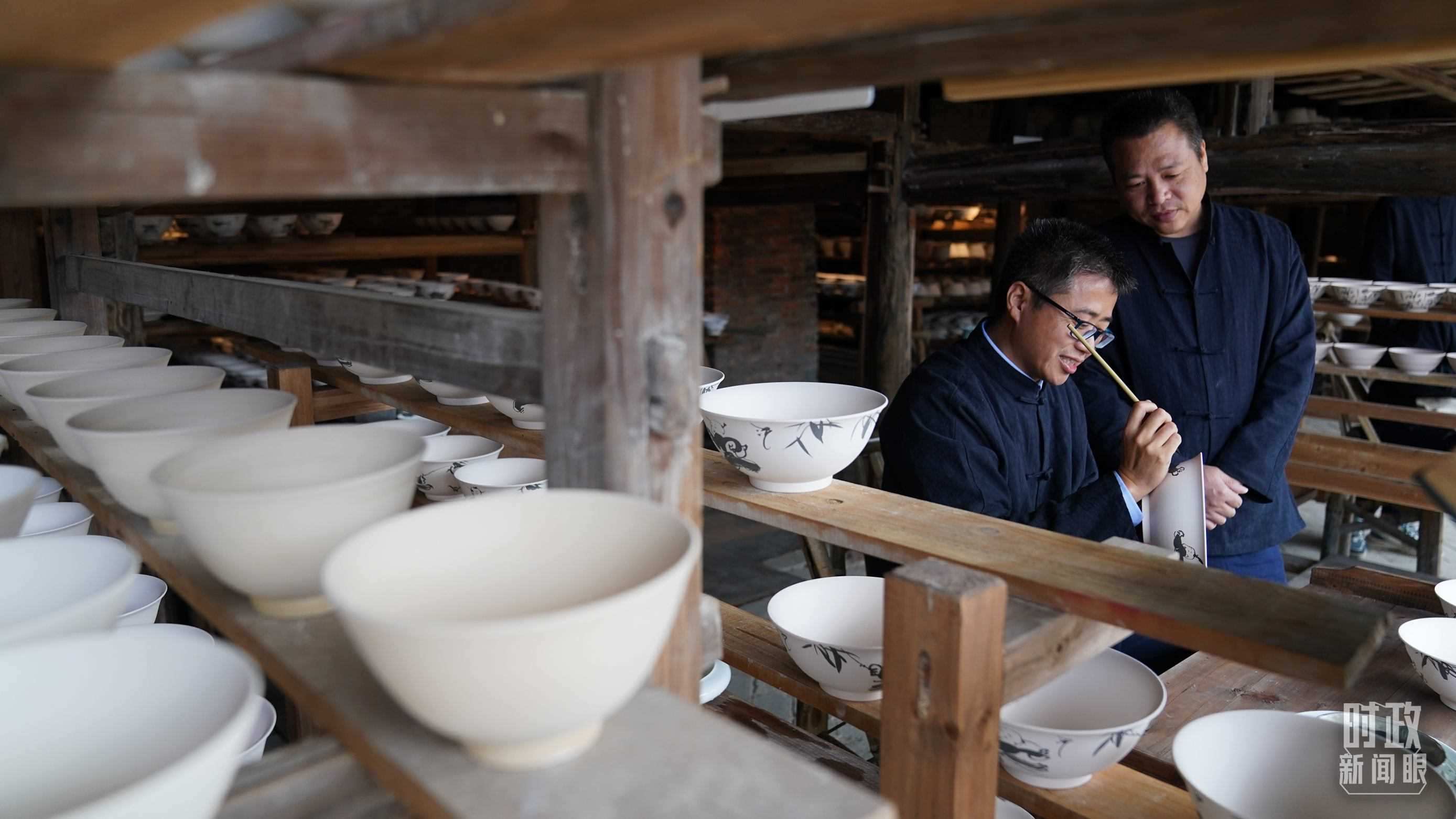 △非遺傳承人正在繪制瓷器。（總臺(tái)國(guó)廣記者李晉拍攝）