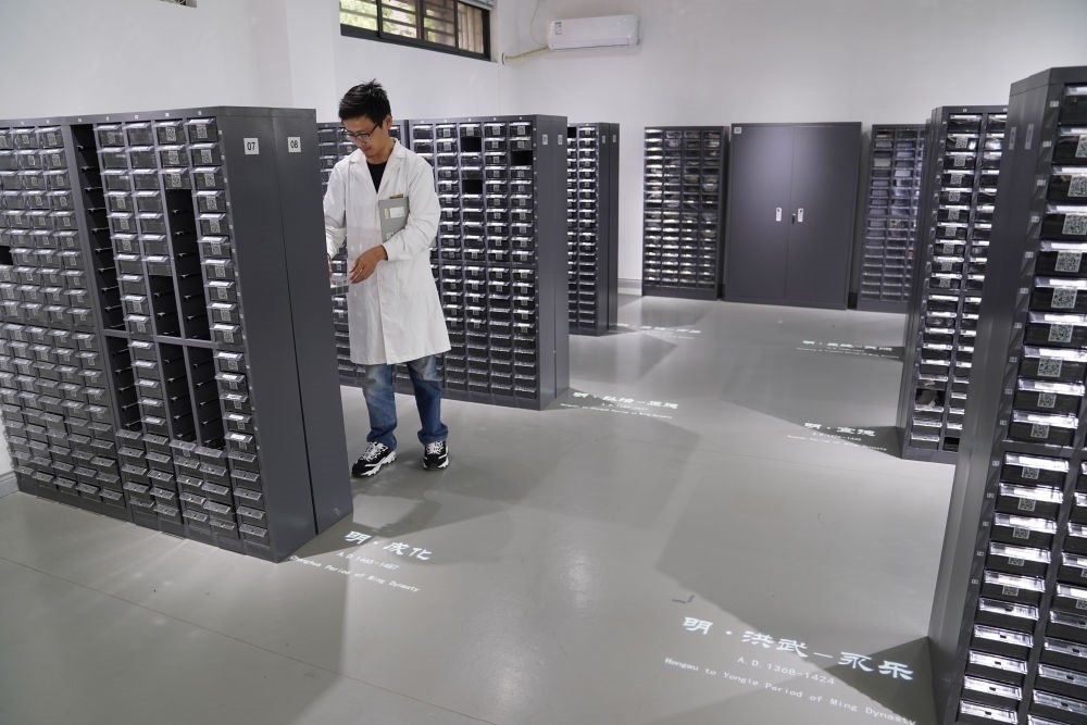 ↑工作人員在古陶瓷基因庫(kù)里工作（2023年5月16日攝）。