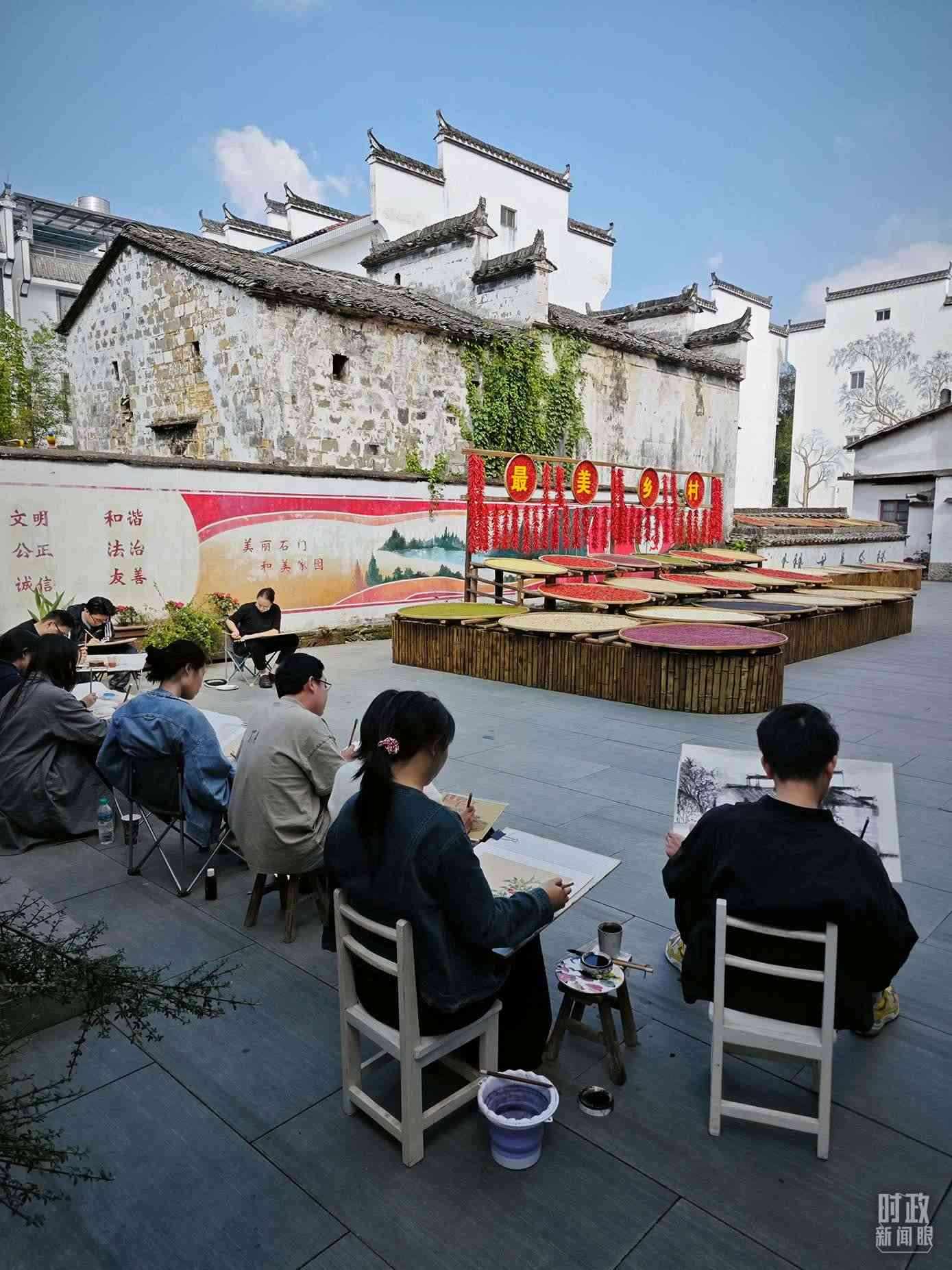 △來自中國(guó)美術(shù)學(xué)院的同學(xué)在石門村寫生。（總臺(tái)央視記者郁振一拍攝）